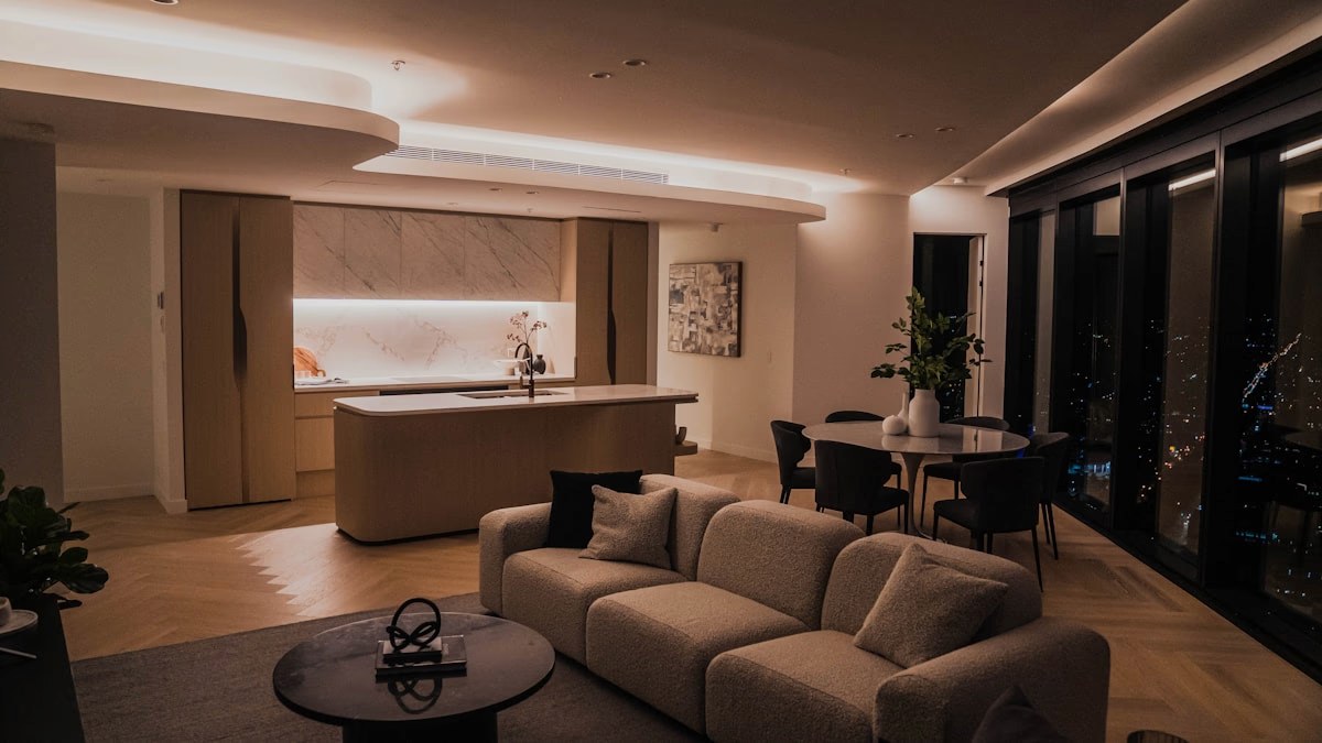 Cocina y salón abierto reformados, con isla central y vistas nocturnas a Madrid
