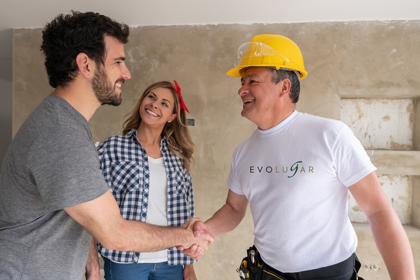 Equipo Evolugar acordando una reforma con clientes
